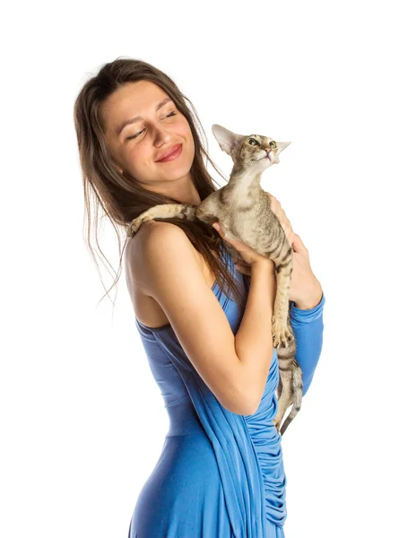 Mooi meisje met kat — Stockfoto