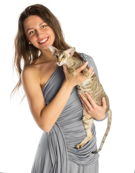 Mooi meisje met kat — Stockfoto