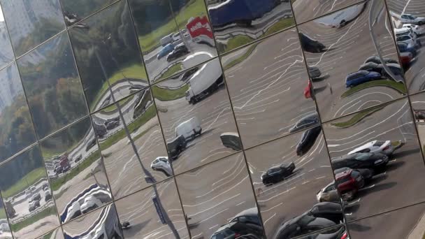 Reflexion des Verkehrs im Fensterbau — Stockvideo