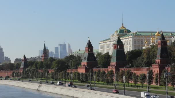 Moskova kremlin ve Moskova Nehri quay — Stok video