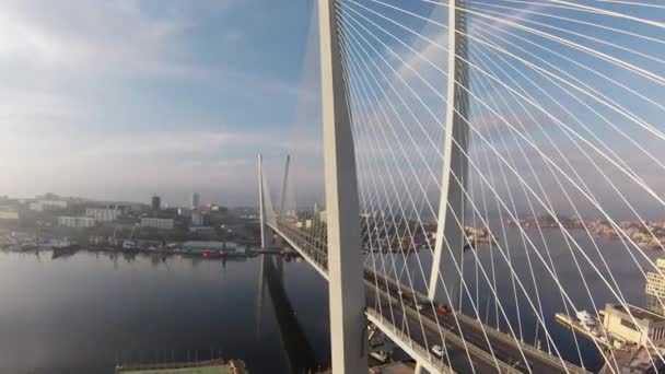 Fliegen über lange Brücke — Stockvideo