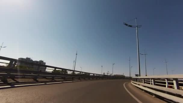 Rijden op een lange brug — Stockvideo