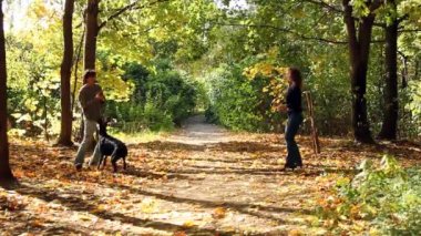 Kadın ve erkek köpekle oynamayı