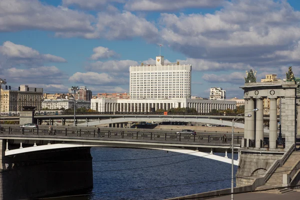 Okt 4，2014年俄罗斯联邦政府大楼或白色小时 — 图库照片