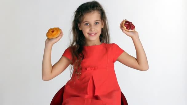 Seçim iki kek yapma kız — Stok video