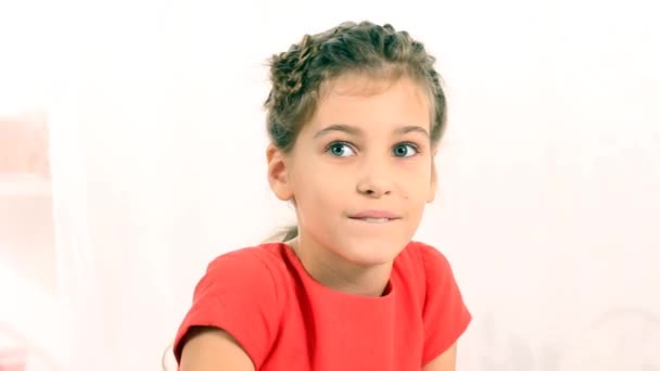 Jeune fille à la recherche — Video
