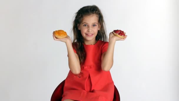 Dziewczyna Dokonywanie wyboru dwa ciasta — Wideo stockowe