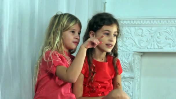 Fiatal lány, gazdaságban a karjában, csók és birtoklás móka-val a kis húga. — Stock videók