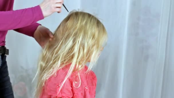 若い女の子の理髪 — ストック動画