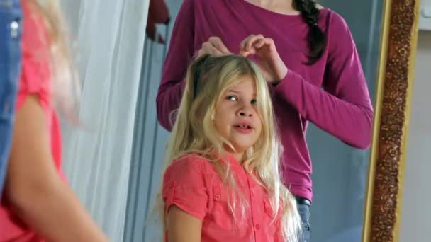 Młoda dziewczyna fryzjerskie — Wideo stockowe