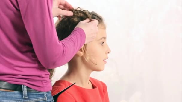 Young girl hairdressing — Stock Video