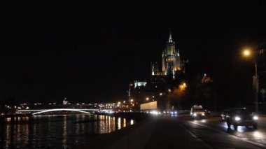 Bolshoy Ustinsky köprüye gece görünümü