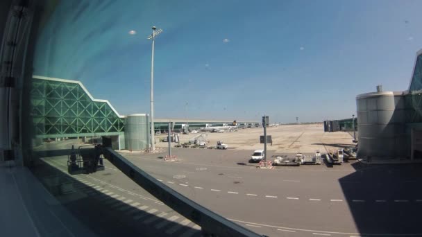 Emiráty boeing 777 na letišti Dubaj. — Stock video