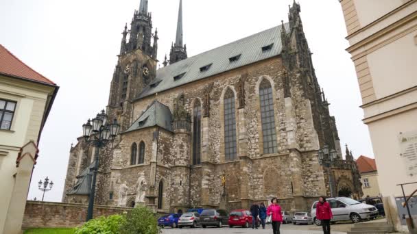 Traffico turistico nei pressi della Cattedrale di San Pietro e Paolo, Brno. Scadenza temporale . — Video Stock