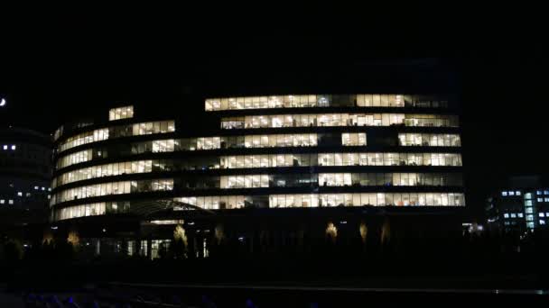 Edificio de oficinas visto noche profunda — Vídeos de Stock