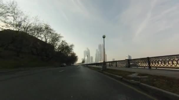 Yeni Moscow City binaların görünümüne araba — Stok video