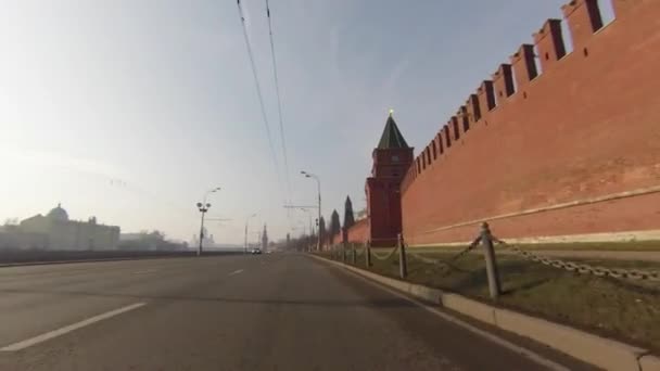 Проезд по кремлевской набережной вдоль кремлевской стены — стоковое видео