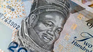 Nijeryalı banknotlar döndürme
