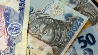 Nijeryalı banknotlar döndürme