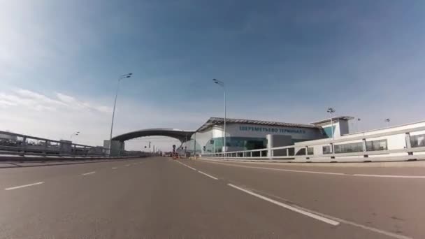 Conducir a través del aeropuerto de Sheremetyevo. Terminal D — Vídeos de Stock