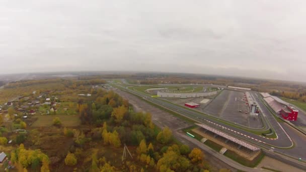 Prázdnotou závod před závodem. Letecký pohled. — Stock video