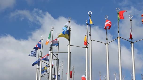 Drapeaux européens agitant le ciel — Video