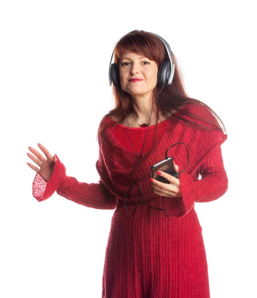 Mooie volwassen vrouw luisteren muziek — Stockfoto