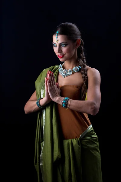 Krásná indická dívka tančí v národních krojích — Stock fotografie