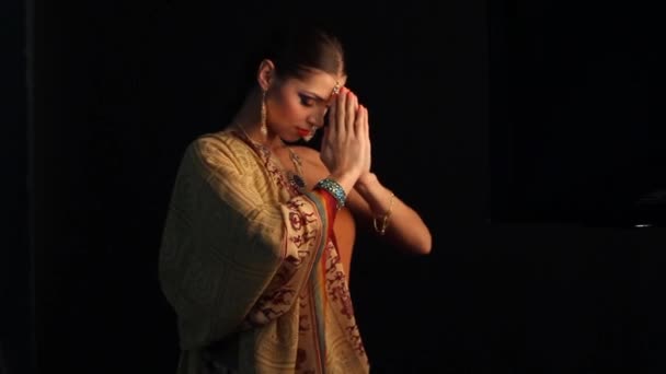 美丽的印度姑娘跳舞，穿着民族服饰 — 图库视频影像