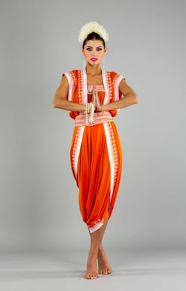 美丽的印度姑娘跳舞，穿着民族服饰 — 图库照片