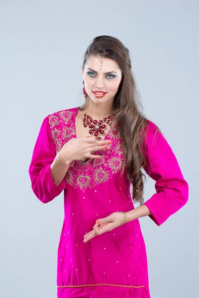 Indiansk flicka dansar — Stockfoto