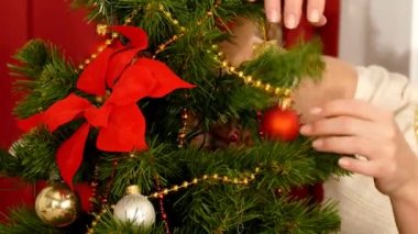 Kadın onu eve Noel süslemeleri