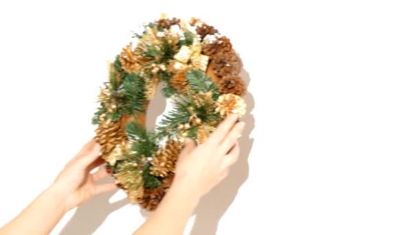 Kadın onu eve Noel süslemeleri — Stok video