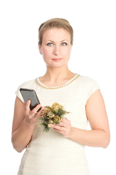 Vrouw in witte jurk met mobile — Stockfoto