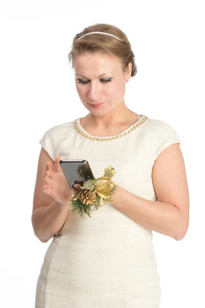 Vrouw in witte jurk met mobile — Stockfoto
