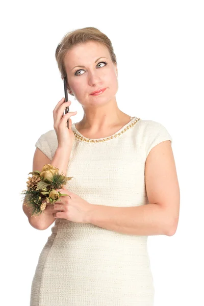 Женщина в белом платье с мобильным — стоковое фото