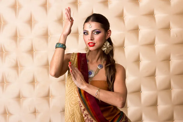 Ευρωπαία γυναίκα που παρουσιάζουν στο ινδικό στυλ — Φωτογραφία Αρχείου