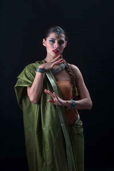 Indiaans meisje dansen — Stockfoto