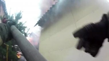 İtfaiyeciler iş başında.