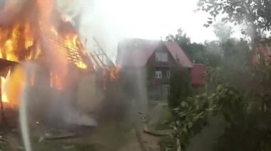 Ev tamamen yangın tarafından tahrip.