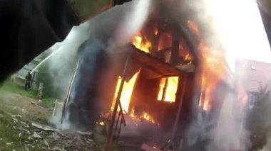 Ev tamamen yangın tarafından tahrip.