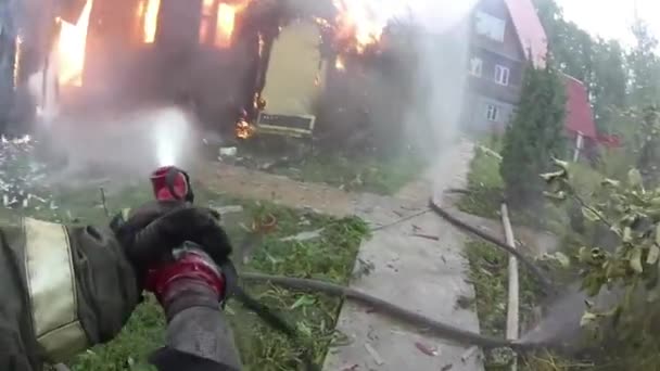 Casa totalmente destruida por el fuego . — Vídeo de stock