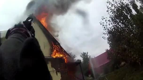 Haus durch Feuer völlig zerstört. — Stockvideo