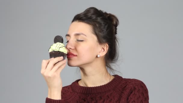 Красивая женщина со сладким тортом — стоковое видео