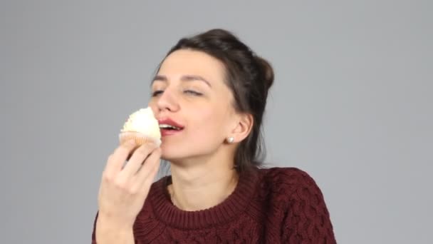 Belle femme avec gâteau sucré — Video