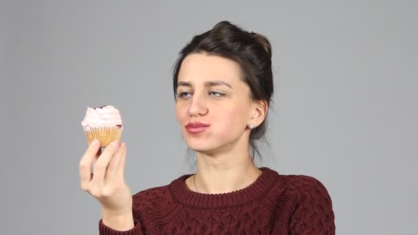 Bella donna con dolce torta — Video Stock