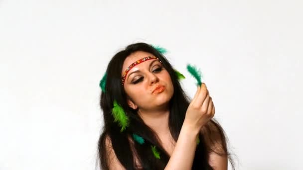 Belle jeune femme visage gros plan avec hippie art maquillage — Video