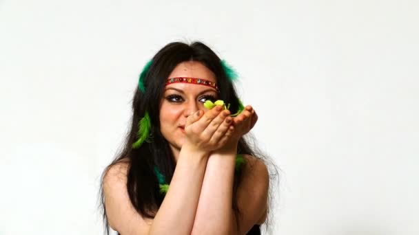 Bela jovem cara de mulher de perto com hippie arte compõem — Vídeo de Stock