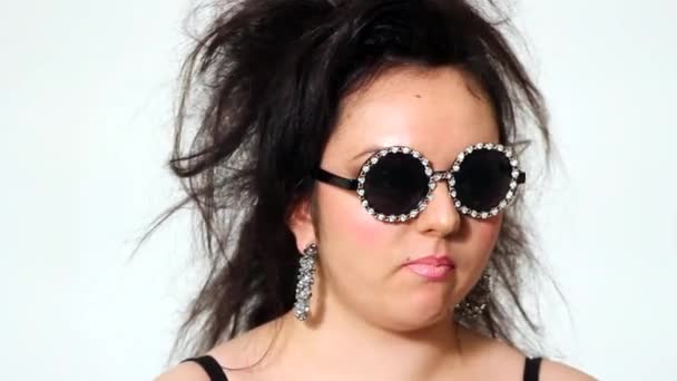 Gros femme posant dans des lunettes avec de la gomme — Video