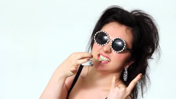 Fat woman posing in glasses with gum — Stock Video